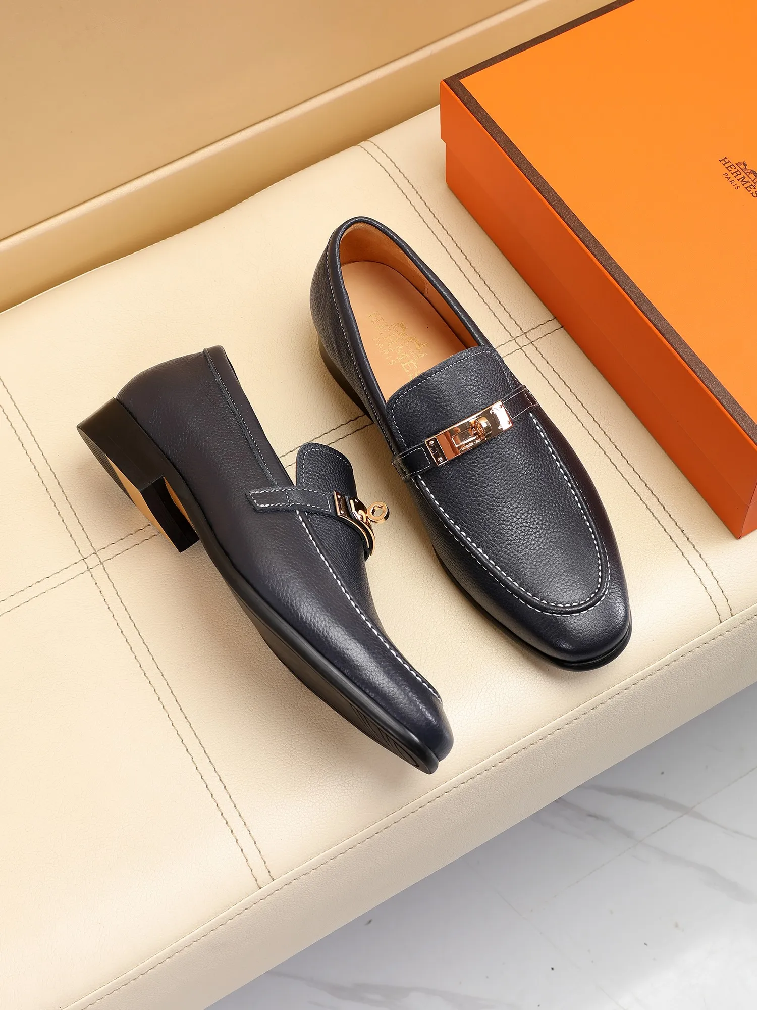 Factory price 440💶[HERMES] (cowhide lining)🍀Italian top luxury🍀He does not pursue novel styles and gorgeous colors, but attracts the favor of successful men with his flawless, elegant and classic style! This very, very comfortable, simple and stable style makes it easy to match any style! The pattern is absolutely 1:1 refined from the original case, and we strive for excellence in materials, imported cowhide + cowhide lining💪💪💪extraordinary texture👍! .Code number: 39 to 44 (38.4546 customized)
